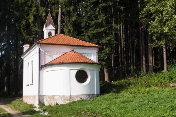 Kapli v osadě Na Radosti u Vimperku opravily Lesy České republiky | ParlamentniListy.cz – politika ze všech stran 