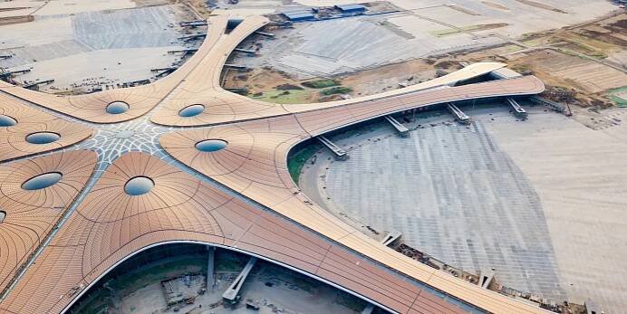 Čína otevřela největší letiště světa připomínající mořskou hvězdici. Stojí za ním slavná architektka Zaha Hadid