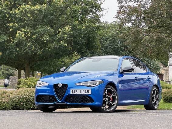 Alfa Romeo Giulia 2.0 Turbo AT8 Q4 – nejlepší řidičský sedan současnosti | Autoindex