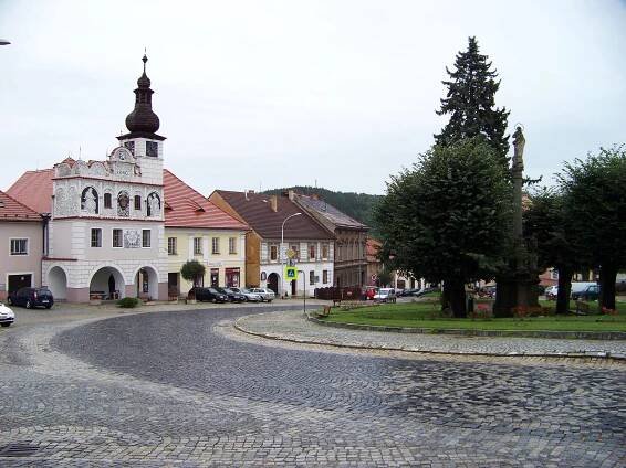 Soubor:Volyně, náměstí Svobody, shora, radnice a mariánský sloup.jpg