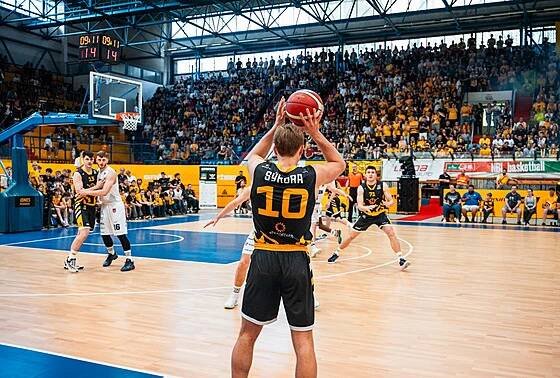 Písecký basketbalista Vojtěch Sýkora hledá volné spoluhráče.