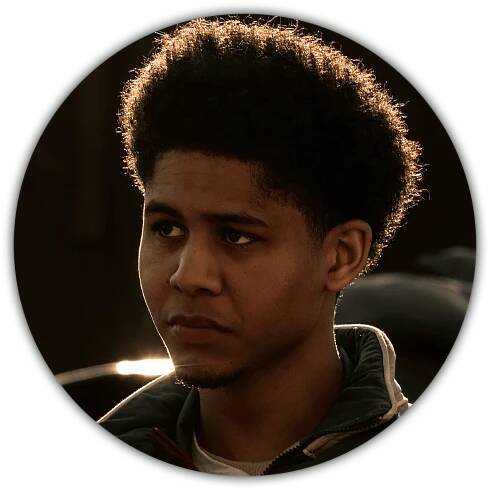 Rhenzy Feliz als Victor Aguila