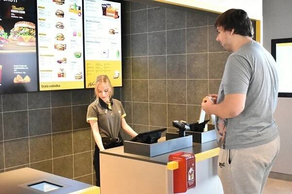 U dálnice D1 už voní hamburgery. McDonald’s na odpočívadle v Mořicích otevřel