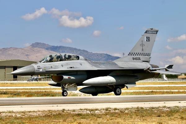 Letoun F-16D pákistánského letectva.