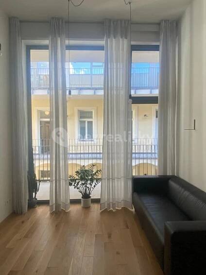 Pronájem bytu 1+kk 39 m², Na Valentince, Praha, Praha