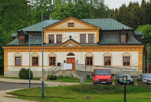 Kulturní středisko – Zámeček foto 1