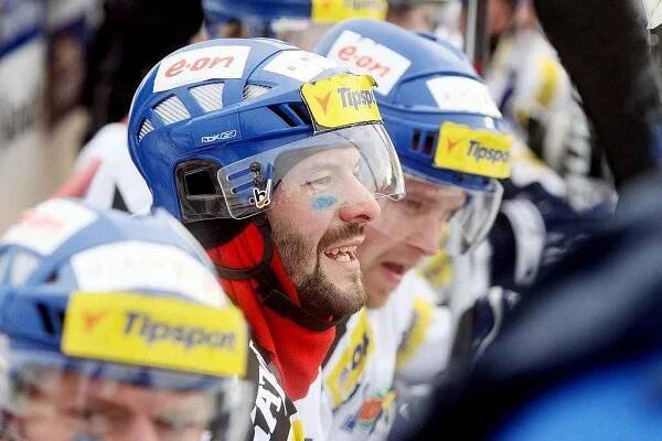 36. kolo hokejové Tipsport extraligy: Hokejisté HC Eaton Pardubice – HC Kometa Brno hráli pod širým nebem.