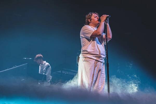 Recenze: Rádiové hity a přisprostlé vtipy. Lewis Capaldi byl v O2 areně perfektní