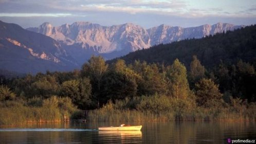 Průzračné rakouské jezero Wörthersee lemuje nespočet hradů a zámků