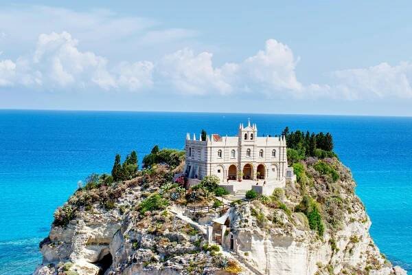 Ideální čas na poznávání italské Kalábrie? Jaro! Leť z Vídně od 898 Kč