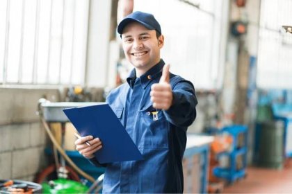 Stáhnout - Portrét dělníka v továrně ukazuje palec — Stock obrázek