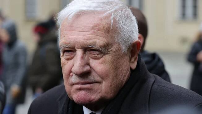 Přijmout euro není nutné, řekl bývalý prezident Klaus. Vyzval vládu k referendu
