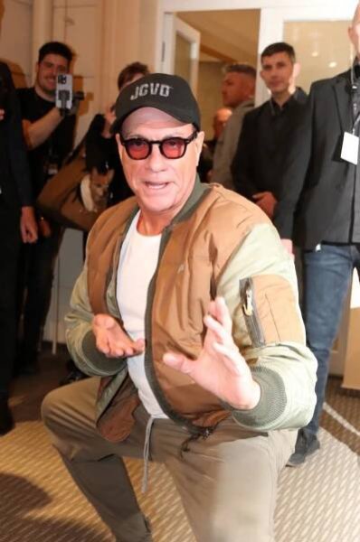 Akční hrdina Jean-Claude Van Damme čelí skandálnímu vyšetřování: »Darem« přijal pět dívek!