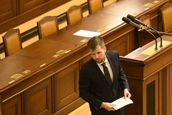 Pirátský poslanec Jakub Michálek na mimořádné schůzi Poslanecké sněmovny 24. října 2024)