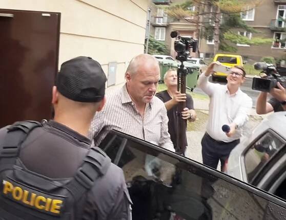 Soud poslal do vazby primátora Chomutova a další dva obviněné