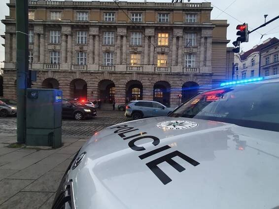Muž vyhrožoval na filozofické fakultě v Praze střelbou. Policisté ho zadrželi