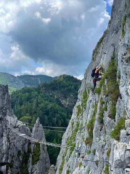 Lanový most je ikonickým místem feraty Drachenwand Klettersteig v Solné komoře. Salzkammergut, rakouské Alpy.