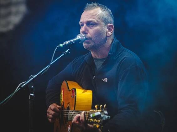 FOTO: Xavier Baumaxa střílel v Ledárnách slova s přesností Antonína Panenky | Headliner