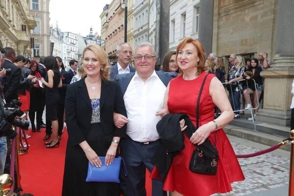Miliardářská party na Varech: Boháči, politici, topmodelky a Pizingerová v šatech ze sekáče