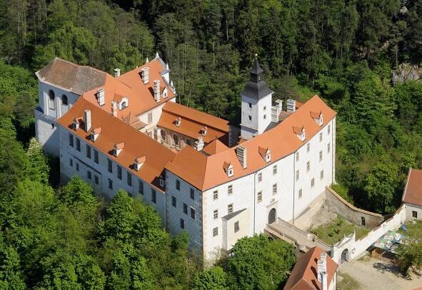 Starý zámek a Předzámčí JEVIŠOVICE | ZnojmoRegion