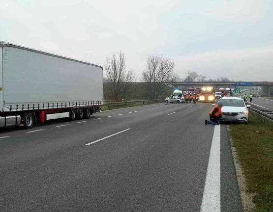 Dálnice D52 u Pohořelic ve směru na Brno stojí. Hasiči z… | POŽÁRY.cz - ohnisko žhavých zpráv | hasiči aktuálně