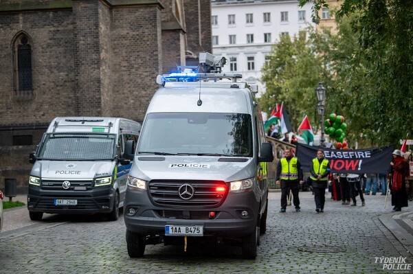 Centrem Prahy prošlo asi 500 účastníků propalestinské demonstrace | Týdeník Policie
