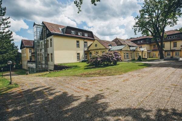 Galerie - exteriéry lázní | Tereziny lázně Dubí