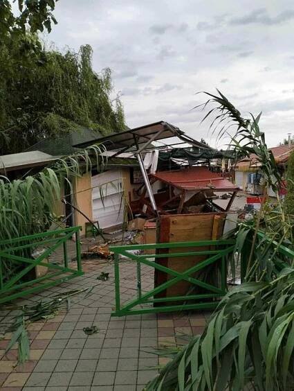 Koupaliště Podhájská zasáhlo tornádo: Vítr převrhl karavan s českou rodinou! Zranila se roční holčička