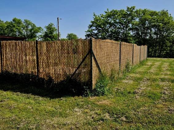 Bambusové stínění na plotě