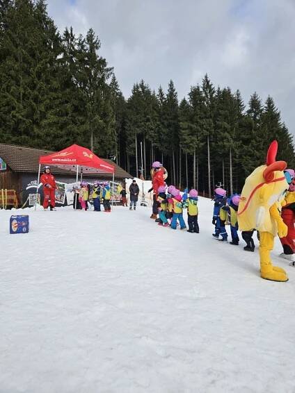 Ukončení lyžařského kurzu na Bílé, slavnostní ceremoniál - Základní a mateřská škola Horymírova, Ostrava