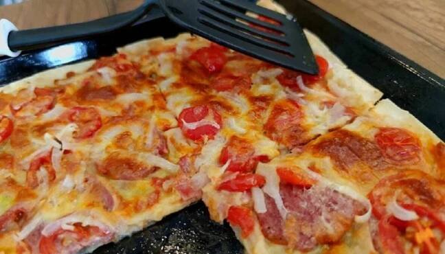 Rychlá domácí pizza za 7 minut: Těsto ani nehnětu a chutná lépe než z rozvozu. Italská pekařka mi poradil tento recept