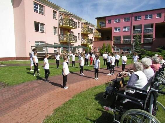 Volnočasový program klientů Domova pod Vinnou horou přicházejí zpestřit také žáci a studenti škol.