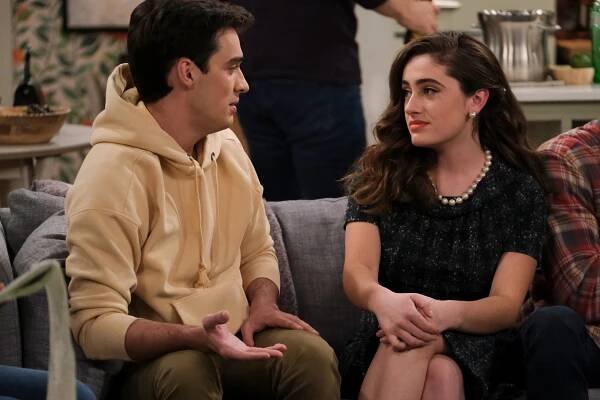 Call Your Mother - The Raines Games - Z filmu - Joey Bragg, Rachel Sennott