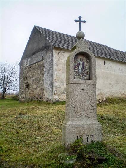 Tesaná kaplička z roku 1877