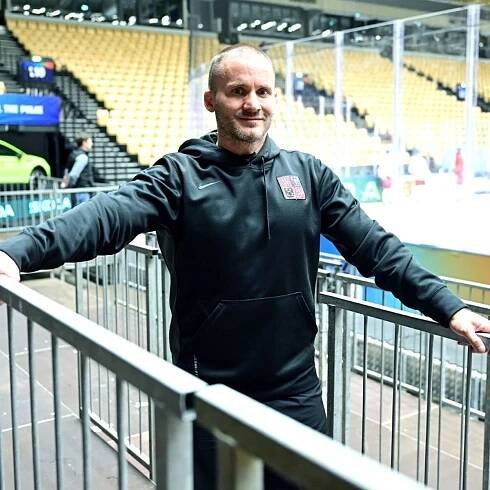 Šampion MMA v Herningu bojoval, teď pomáhá hokejistům. Hamršmíd: S Laukem se pasujeme
