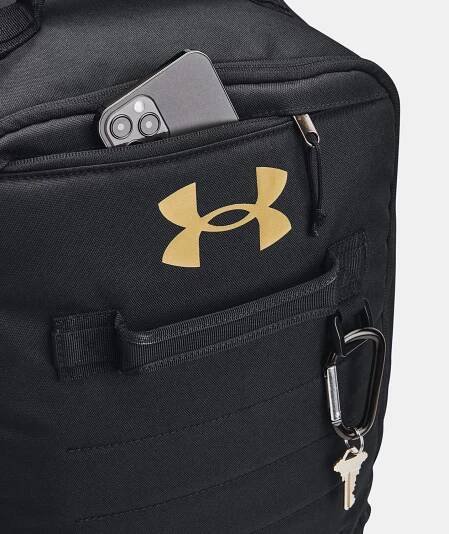 Stylový sportovní batoh 33L Under Armour Contain Backpack Black / Black / Metallic Gold | e-TASKY.cz
