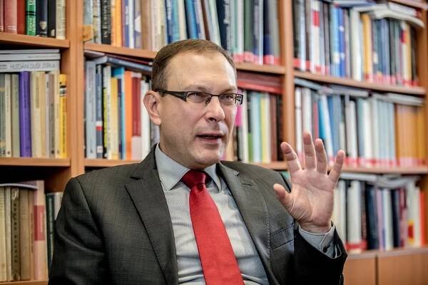 Ústavní právník Jan Kysela: Pánem vlády je premiér, ne prezident