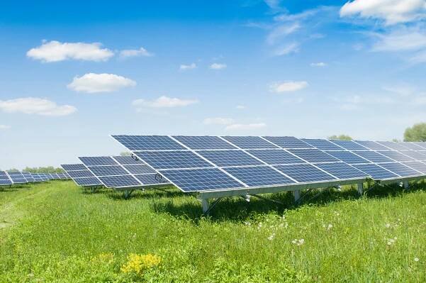 Solární panely a modrá obloha. Sluneční panely generátory energie ze slunce. Čistá technologie pro lepší budoucnost — Stock obrázek