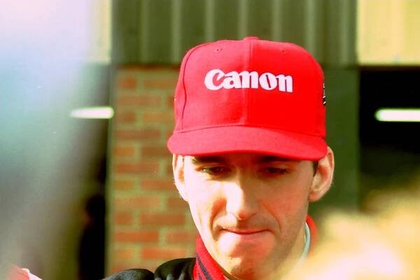 Soubor:Damon Hill in the paddock before the 1993 British Grand Prix (32873541593).jpg – Wikipedie