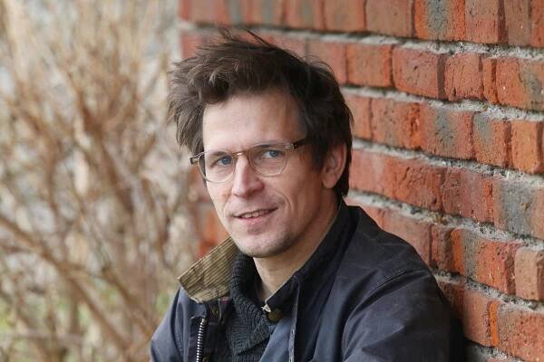 Igor Orozovič obnažil duši i tělo: V klipu autorského singlu ukázal penis!