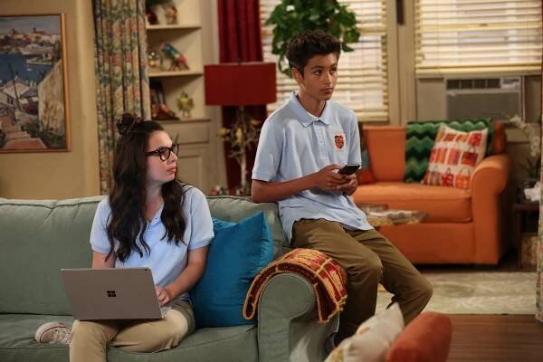 Den za dnem - Outside - Z filmu - Isabella Gomez, Marcel Ruiz