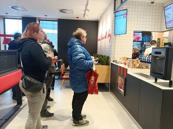 VIDEO: KFC přivítalo v Havlíčkově Brodě první zákazníky, podívejte se