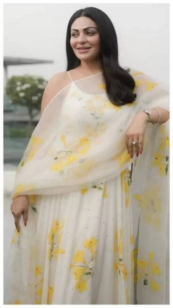 'Shukarana' star Neeru Bajwa's enchanting ethnic looks