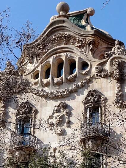 Art Nouveau as if from Gaudi's dream. The hidden Casa Comalat in Barcelona