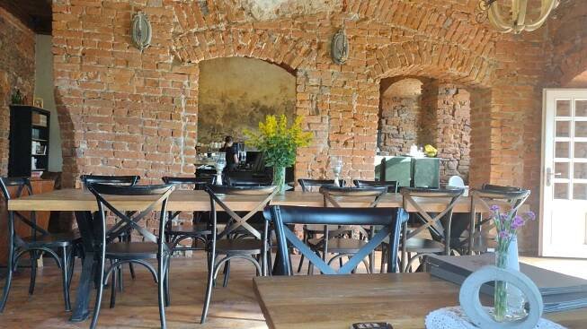 Fotogalerie • Zamek Sarny - budynek bramny z restauracją (Kavárna) • Mapy.com
