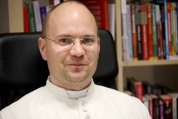 Svět je hříšný a sexuálnímu zneužívání nezabráníme. Jsem vděčný, i když ho odhalí v církvi, říká kaplan, který pomáhá obětem