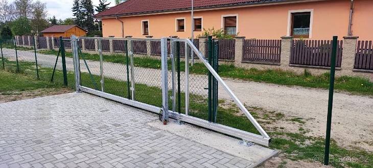 Samonosná pojezdová brána - Litoměřice