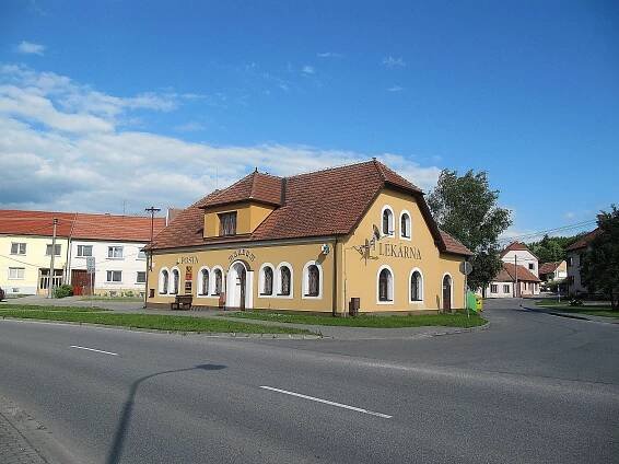 Pošta, lékárna a místní muzeum