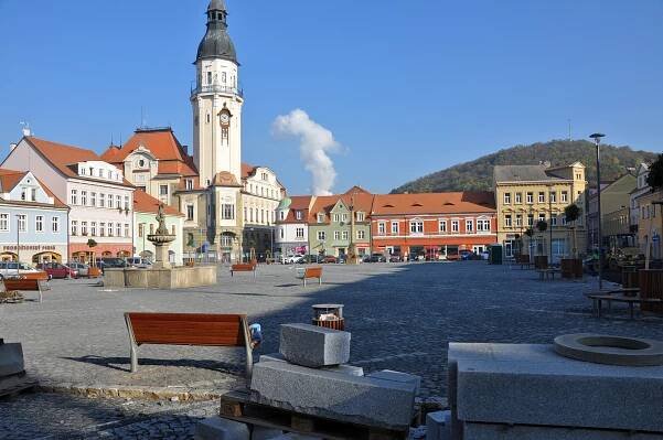 FOTO: Vzkazy z minulosti prodlužují revitalizaci náměstí v Bílině