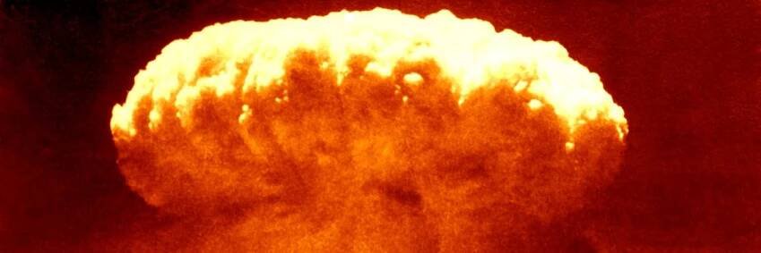 Výbuch atomové bomby nad Nagasaki 9. srpna 1945